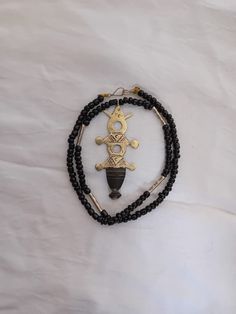 Fabriqué à la main, collier et pendentif Touareg de la tribu, c'est un beau design et gravé ou gravé et porté comme un talisman de chance et de protection dans le désert à la main. Des artisans Touareg ou Touareg sont célèbres pour leurs magnifiques pièces tribales. . Une tribu berbère, les nomades du Sahara qui sont aussi connus pour leurs belles pièces de bijoux, Carved Pendant Necklace Amulet Style, Carved Amulet Pendant Necklace, Carved Pendant Amulet Necklace, Artisan Black Ceremonial Jewelry, Spiritual Carved Pendant Necklace, Traditional Carved Round Beads Necklace, Traditional Necklace With Carved Round Beads, Ceremonial Carved Amulet Jewelry, Carved Pendant Necklace Adjustable