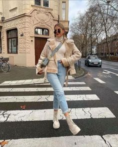 Cream Boots Outfit, Beige Boots Outfit, Combat Boot Outfit, Cream Boots, Winter Boots Outfits, Beige Boots