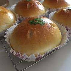 several rolls are sitting on a cooling rack