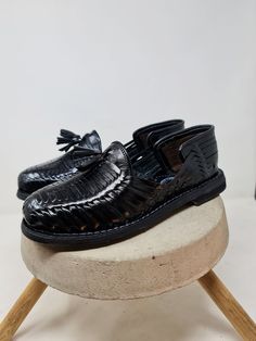 Handcrafted black huarache for men. Each piece involves unique work since Mexican artisans dedicated their talent to the manual elaboration of each piece. These shoes are made in Sahuayo Michoacán, we send this product directly from the hands of the manufacturers. It is a fairly durable product, do not buy imitations, our huarache is manufactured like yesteryear. *We offer two types of shipping, one free and one expedited. When completing your order, please choose the type of shipping that best Mexican Huaraches, Black Huarache, Mens Shoes Sandals, Mens Leather Sandals, Best Black, Handmade Shoes, Mens Sandals, Summer Shoes, Boat Shoes