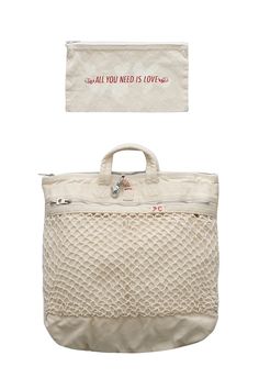 Porter Classic - CANVAS NET DAYPACK - WHITE ポータークラシック《キャンバス ネット デイパック》ホワイト 「NEW NET」 網を使ったカバンの新提案。オーソドックスな6号キャンバス生地をベースに、クラシックなディテールを前面に縫い付け製品染め。ウォッシュ加工で柔らかさと風合いのある表情に。網の間から垣間見える付属ポーチには「ALL YOU NEED IS LOVE」のメッセージと、7 歳の女の子が描いたポップな配色が。デイリー使いは勿論、利便性が高くスマートなバッグです。 Tyvek Bags, Porter Classic, Smart Clothes, Helmet Bag, Backpack Pattern, All You Need Is Love, Sport Bag, Clothes Online, Beautiful Bags