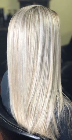 Evde Platin Sarı Saç Rengi Nasıl Yapılır? - Tarz Kadın Platinum Vs Icy Blonde, Light Roots Blonde Hair, Light Blonde Hair Straight, Sand Blonde Hair Color, Bright Summer Blonde Hair, Summer Hair Color Blonde, Straight Blonde Balayage, Blonde Hair With Highlights And Lowlights, Straight Blonde Hairstyles