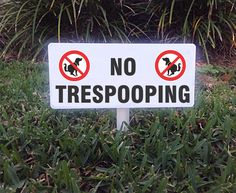 a no trespoping sign sitting in the grass