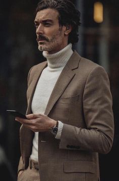 Mens Fashion Dressy, Der Gentleman, Cream Turtleneck, Brown Suit, Mode Costume, Mens Fashion Smart, Mens Fashion Urban, Mens Fashion Classy, Italian Outfits