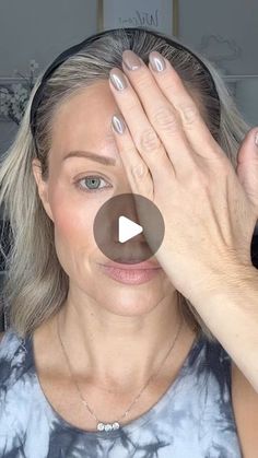 Mandy Sims✨Over 40 Health + Beauty on Instagram: "Have you heard of this? Tried it?  I love the slept-in, smoky-but-not-messy look it gives!   #eyemakeup #beautytips #eyeliner #lowcontrastmakeup" Eyeliner For Women In Their 40s, Makeup Tricks, Pretty Eyes, Over 40, Eyeliner, Beauty Hacks