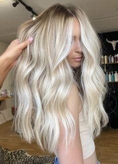 Wedding Hair Color Blonde, Bright Fall Blonde, Summer Blonde 2023, Blonde Spring Hair Color, Bright Blonde Full Highlights, Bright Blonde Hair With Shadow Root And Money Piece, Full Head Blonde Highlights With Money Piece, Bright Summer Blonde Hair, Bright Blonde Highlights On Blonde Hair