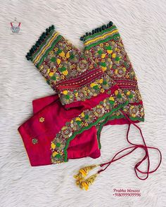 Pelli Sarees, Trendy Blouse Patterns, Floral Work Blouse, Blouse Designes, Maggam Blouse, Mirror Work Blouse Design, Embroidery Blouses, Boat Neck Blouse Design