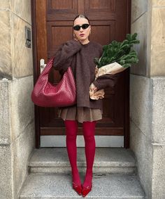 @lara_bsmnn - meia-calça vermelha, scarpin, minissaia e tricô vinho - tricô - inverno - mulher em pé na rua usando óculos de sol - https://stealthelook.com.br Moda Casual Chic, Christmas Day Outfit, Red Bag, Looks Street Style, Colourful Outfits, Winter Looks