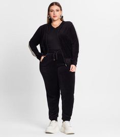 O conjunto jaqueta com calça plus size secret glam é a combinação perfeita de estilo e conforto. confeccionado em plush, oferece maciez e elegância ao vestir. a jaqueta apresenta gola dupla e zíper de nylon, proporcionando um toque moderno e versátil. já a calça, além de confortável, conta com bolso faca, agregando praticidade ao visual. este conjunto é ideal para quem busca um look casual, com um toque de sofisticação, perfeito para diversas ocasiões. Look Casual