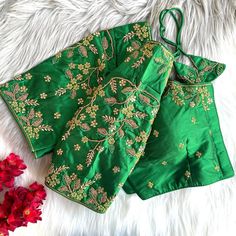 Price__1050 free shipping 

Blouse Design *RAJESHREE*

Blouse has jari ,thread ,ton to ton beads handwork and khatli hand work

Blouse material heavy banarasi silk

Blouse has froent open paterrn

Blouse size making 38

Alterupto *40*

BEAUTIFUL HANDWORK LATKAN