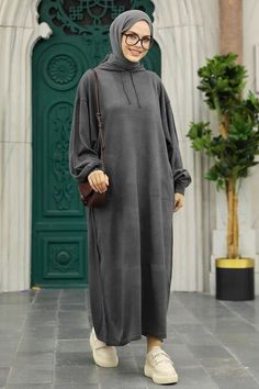 Hijab Outfit Inspiration, Hoodie Dress Outfit, Hoddies Outfits, Hijab Trend, Black Abaya Designs, Top Ootd, Oversized Hoodie Dress, Outfit Modest, Modest Casual Outfits