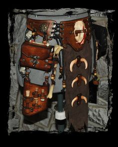 Love the bone, bead and claw details. The little vials are cool too  shaman leather belt side view by ~Lagueuse on deviantART Leather Loincloth, Leather Pauldron, Dystopia Rising, Scifi Horror, Crea Cuir, Armadura Cosplay, Horror Design, Character Game