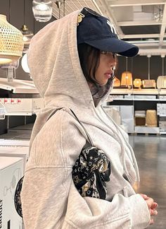 #aesthetic #tomboy Aesthetic Tomboy, Tomboy Girls, Tomboy Aesthetic, Fashion Tiktok, Cap Outfit, Tiktok Fyp, Ootd Outfits, Dara Kpop, Beach Photo