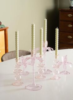 there are many candles that are on the table