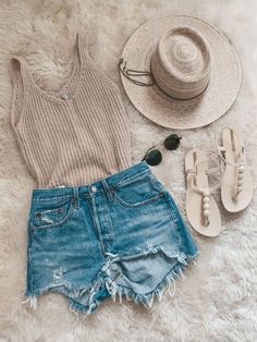 Mode Tips, Spring Capsule, Beach Outfits, Cooler Look, Levi's 501, Summer Fashion Outfits, Cute Summer Outfits, Vacation Outfits