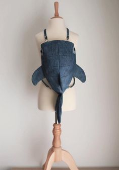 Single-use license for teaching the creation of this shark bag in a class of up to 6 participants. Whale Shark Bag, Shark Sewing Pattern, Shark Sewing, Shark Bag, Shark Backpack, Paper Sewing, Modern Bag, Sew Ins, Paper Sewing Patterns