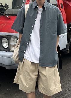 Summer Guy Outfits Aesthetic, Summer Japanese Outfits Men, Outfit Ideas Men Korean, Soft Boy Aesthetic Outfits, Khaki Shorts Outfit, Uniqlo Outfit, Boys Aesthetic Outfits, Outfit Cowok, Korean Street Fashion Men