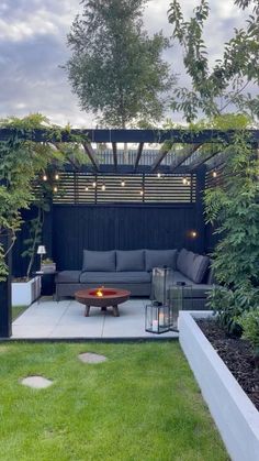 Looking to elevate your outdoor space? Explore these chic patio seating ideas to create a cozy and inviting atmosphere. From modern to boho styles, find the perfect furniture to transform your patio into a stylish oasis. Upgrade your outdoor experience with these trendy patio seating options! Moderne Have, Outdoor Patio Designs, Back Garden Design, Backyard Renovations, Patio Garden Design, Backyard Remodel, Backyard Inspiration