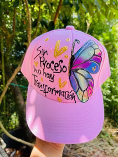 #personalizar #gorras #Orocolor #mariposas #pintar #textil Painted Jacket, Painted Clothes, Pool Party, Dream Big, Cricut, Hand Painted, Art, Tela