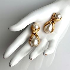 Vintage 90s Oscar De La Renta Glass Pearl Cabochon Pear Cut Dangle Drop Ribbed Brushed Gold Earrings SIGNED. Gorgeous Vintage 90s Oscar De La Renta Glass Pearl Drop Clip On Earrings. An Exquisite Design By Oscar De La Renta. These Stunning Earrings Feature Exception Brushed Gold Plated Ribbed Detail Encasing Glass Pearls; Reminiscent Of A Flower Encased In Petals. A Round Glass Pearl Cabochon Sits At The Ear While The Other Is A Larger Pear Cut Glass Pearl That Dangles. Each Pearl Is Encased In Luxury Formal Cabochon Pearl Earrings, 50s Earrings, Vintage Pearl Earrings, Vintage Statement Earrings, Ear Accessories, Vintage Earring, Drop Earrings Gold, Dior Jewelry, Gold Pearl Earrings