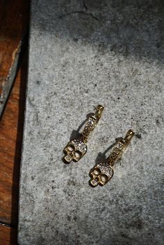 Gold plated skull charm hoop earrings 2nd Piercing, Glam Skull, Skull Accessories, Diamond Skull, Earrings Fall, Gold Skull, Skull Earrings, Halloween Earrings, Fall Jewelry