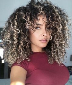 Hair Color For Dark Skin, Honey Brown Hair, Colored Curly Hair, Beautiful Curly Hair, Natural Curls Hairstyles, Blonde Hair With Highlights