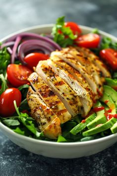 Grilled chicken salad with cherry tomatoes, avocado, red onions, and mixed greens. Avocado Foods, Avocado Chicken Salad Recipe, Balanced Eating, Healthy Avocado, Food To Try, Avocado Chicken, Chicken Salad Recipe, Healthy Food Dishes, Salad Recipes For Dinner