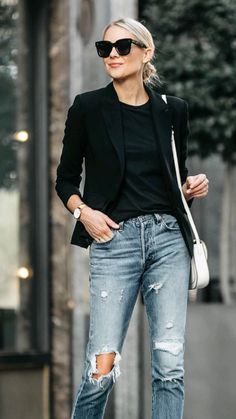 Black Blazer And Jeans Outfit Women, Black Tshirt And Jeans Outfit, Black Blazer Street Style, Black Blazer With Jeans, Jeans Blazer Outfit, Black Blazer Style, Black Shirt Outfits, Outfit Mit Blazer, Long Black Blazer