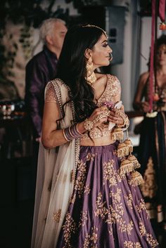 Bride in Purple and Gold Wedding Dress for Indian Wedding Celebrations in Ibiza Purple Wedding Dress Indian, Henna Ceremony Outfit, Indian Mixed Wedding, Purple And Gold Wedding Dress, Bride Dress Indian, Simple Hindu Wedding, Purple Bride Lehenga, Plum Indian Wedding Dress, Purple Lengha Bridal