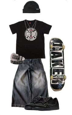 #outfits #grunge #skater Grunge Sporty Outfits, Skater Goth Outfits, Black Skater Outfit, Skaterboys Aesthetic, Vintage Skater Outfits, Y2k Skater Outfits, 2000s Skater Fashion, Skaters Outfit, Grunge Skater Outfits