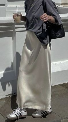 photo credits to original owner Silk Skirt Outfit, Rok Midi, Satin Skirt Outfit, Sandal Tali, Mode Ulzzang, Miranda Priestly, Maxi Skirt Outfits, Rock Outfit