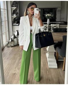 Green Trousers Outfit, White Blazer Outfits, Green Pants Outfit, Zara Looks, Green Dress Pants, Look Office, Looks Pinterest, Stylish Work Attire