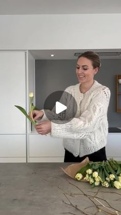 Katrine Fæster Agesen || Bolig, DIY og rengøring on Instagram: "En anderledes måde at bruge tulipaner på🤍
For bare fordi julen er slut, kan vi sagtens lave fine dekorationer, og synes de her små blomster lavet af tulipanblade er så fine og nemme at lave✨

Tulipaner har ikke brug for særlig meget vand og kan derfor godt holde sig på den her måde, hvis du vander jævnligt. 

Og for at de holder sig endnu længere kan du lave et lille hul med en nål under tulipanhovedet og komme en spsk klar lagereddike og spsk sukker i vandet👌🏼

Go’ søndag venner ☀️

Kram"