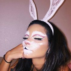 Rabbit out of the magic hat Halloween Makeup Alice In Wonderland Makeup, Wonderland Makeup, Make Up Diy, Rabbit Halloween, Fantasy Make-up, Halloweenský Makeup, Halloween Make-up Looks