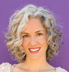 Ponto do Bordado: Cortes médios para cabelos grisalhos Curly Silver Hair, Short Curly Hairstyles For Women, Grey Curly Hair, Grey Hair Inspiration, Beautiful Gray Hair, Haircuts For Curly Hair, Curly Hair Cuts, Short Curly Hair, Long Curly Hair