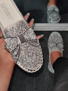 Bling Bows, Shiny Shoes, Jeweled Shoes, Estilo Hippie, Bling Shoes, Wedding Dress Trends, Loafers Shoes, Platform Slippers, Gorgeous Shoes