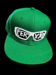 Si eres un seguidor leal de Feid, esta gorra es una forma perfecta de mostrar tu apoyo y amor por su música. Ya sea en un concierto, en la calle o en un evento, destacarás con esta pieza única. Es un regalo ideal para ti o para cualquier fanático de Feid en tu vida. Lleva tu amor por su música más allá de sus canciones y agrega un toque de estilo musical a tu guardarropa con esta gorra exclusiva. No pierdas la oportunidad de lucir como un verdadero seguidor de Feid y ordena la tuya hoy mismo. ¡El ritmo de la música te espera! Product Information: Closure: Snap Fabric / Material: Wool Blend Profile: Mid Profile Panels: 6 Panels Visor: Flat Structured 85% Acrylic / 15% Wool Structured Firm Front Panel 6-panel Cap Seamed Front Panel with Full Buckram 6 Sewn Eyelets Matching Crown Color Pro St Green Flat Bill Hat For Streetwear, Green Cap For Streetwear, Green Snapback Hat For Streetwear, Green Cotton Snapback Hat For Streetwear, Green Flat Bill Fitted Hat For Streetwear, Green Hip Hop Baseball Cap For Streetwear, Green Baseball Cap For Streetwear, Green Snapback Baseball Cap For Streetwear, Green Snapback Cap For Streetwear