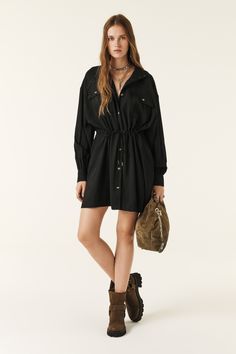 - Loose-fitting dress- Short- Chic Parisian style- Waistband with drawcord for a perfect fit- Patch pockets- Wide collar and cuffs- Pretty smooth look- Topstitching for an original look Madewell Fall, Chic Parisian Style, Style Parisienne, Parisienne Chic, Parisian Chic Style, Short T Shirt, Loose Fitting Dresses, Oversized Dress, Jumper Shirt