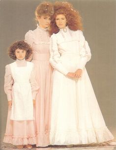 What do we love more, the 80s hair or bridal dresses? So iconic!! #lauraashley60 Laura Ashley 1970s, Vintage Weddingdress, Gunny Sack, Romantic Outfit, Vestidos Vintage, Wedding Magazine