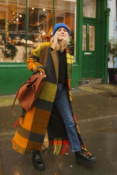 Simpul Dasi, Street Styl, Walking Down The Street, Mode Hippie, Plaid Coat, Weekend Outfit