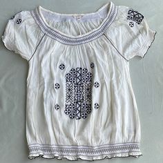 American Eagle Embroidered Ruffle Sleeve Top Size : M . Never Worn! Excellent Condition Ruffle Sleeve Top, Ruffled Sleeve Top, Black Cream, American Eagle Outfitters, American Eagle, Sleeve Top, Womens Tops, Cream, Women Shopping