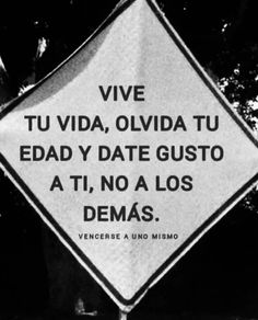 a black and white sign that says, vie tuvida, olvida tu edad y date gusto atti, no a los demas