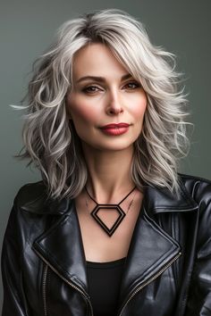 Ash-Blonde Wavy Hair Mastery: Learn how to perfect the ash-blonde wavy hair look with tips tailored for chic women over 50. This guide covers everything from styling to maintenance. Haïr Cut For Wavy Hair, Textured Shoulder Length Hair, Wavy Grey Hair, Layered Hair Wavy, Over 50 Long Hair, White Wavy Hair, Long Hair Over 50, Long Messy Bob, Long Hair Highlights