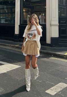 Light Wash Pants Outfit, Going Out Outfits On Period, Raining Outfit Summer, Gen Z Fall Fashion 2023, Fall Fashion Aesthetic 2023, 85 Degree Weather Outfit, Spring Fashion 2024, Gallery Outfit Ideas, Nyc Aesthetic Outfit