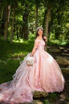 Quince Poses With Chambelan, Photo Shoot Ideas Quince, Pre Quince Photoshoot Ideas, Poses For Quinceanera Pictures, Quince Picture Poses, Quinceañeras Photoshoot, Quince Court Pictures, Quinceanera Court Pictures