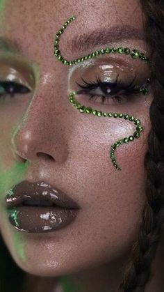 19 Green Christmas Makeup Ideas 2023 - Red, Smokey Eye, Indian, Disco, and More Check more at https://beautyfashionideas.com/makeup/19-green-christmas-makeup-ideas-2023-red-smokey-eye-indian-disco-and-more/ Smokey Eye Indian, Green Christmas Makeup, Makeup Ideas 2023, Red Smokey Eye, Christmas Makeup Ideas, Makeup Contouring, Drag Make-up