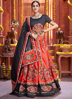 Black And Red Kutchi Embroidered Rajwadi Chaniya Choli Traditional Chaniya Choli For Navratri, Garba Outfit Ideas, Printed Chaniya Choli, Garba Dresses, Multicolor Lehenga, Traditional Chaniya Choli, Silk Lengha, Flair Lehenga, Lehenga Black