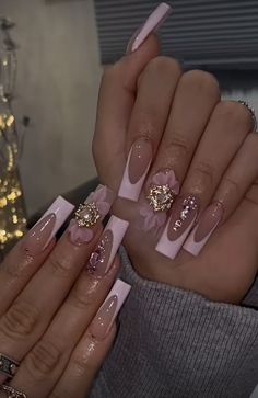 Rose Gold Quince Makeup, Pink And Gold Nails Acrylic, Quince Nails Pink, Pink Quince Nails, Quince Accessories, Pink Gold Nails, Rose Gold Nails Acrylic, Sweet 16 Nails, Light Pink Acrylic Nails