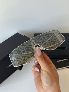 Nuevas gafas de sol Dolce Gabbana DG2298B Reedición de los años 90 con escudo negro.


 D y G con strass en el frente. Lentes 100% protegidas contra los rayos UVA.
 Caja, estuche y paño incluidos.
 Hecho en Italia.

 Venta al por menor $612. Luxury Shield Sunglasses With Gradient Lenses, Luxury Shield Sunglasses With Gradient Glass Lenses, Designer Clear Sunglasses With Polarized Lenses, Luxury Silver Shield Sunglasses With Gradient Lenses, Luxury Shield Sunglasses With Polarized Glass Lenses, Designer Glass Sunglasses With Anti-reflective Coating, Designer Anti-reflective Sunglasses, Designer Anti-reflective Glass Sunglasses, Designer Rimless Summer Sunglasses