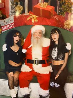 Goth Christmas Photoshoot, Alt Christmas Makeup, Goth With Santa, Christmas Alt Makeup, Rawr Xd, Gothic Beauty